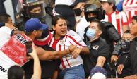 Un sector de aficionados de Chivas tuvo una pelea con policías en las gradas del Estadio Victoria de Aguascalientes.