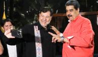 El legislador del Partido del Trabajo, Gerardo Fernández Noroña, se toma una foto con el presidente de Venezuela, Nicolás Maduro