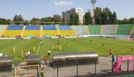 El partido de futbol en Ucrania entre Rukh Lviv y el Metalist Járkov se puso en pausa en más de una ocasión.