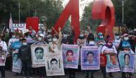 Padres de los 43 normalistas desaparecidos de Ayotzinapa en una marcha del 26 de marzo de 2022
