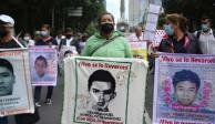 Familiares y amigos de los 43 normalistas de Ayotzinapa marchan en la CDMX