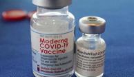 Muestra viales de las vacunas COVID-19 de Moderna y Pfizer.