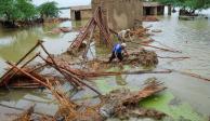 En la localidad de Dera Allah Yar, Pakistán, la gente trató de recuperar bambúes de una casa dañada por las fuertes lluvias.