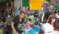 Madres y padres de familia acudieron a surtir su lista de útiles escolares en negocios del Centro Histórico de la Ciudad de México, el sábado.