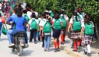 Entregan mochilas, útiles escolares y zapatos a alumnos en San Luis Potosí.