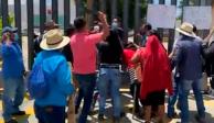 Pobladores agredieron a dos reporteros en el Congreso de Oaxaca.