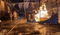 Bomberos de la Ciudad de México y de diferentes municipios logran apagar un incendio en una fábrica de solventes en el municipio de Tlalnepantla