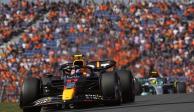Checo Perez, en su monoplaza, seguido por Lewis Hamilton en las prácticas del Gran Premio de los Países Bajos de F1.