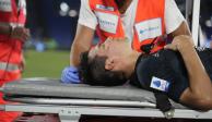 Hirving Lozano es sacado en camilla durante el juego entre Napoli y Lazio tras su choque de cabezas con Adam Marusic.