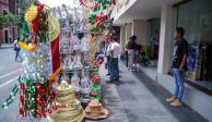 El dueño de un carrito, a la espera de compradores sobre la calle Tacuba, ayer.