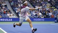 Casper Ruud, de Noruega, devuelve un tiro a Matteo Berrettini, de Italia, durante los cuartos de final, ayer.