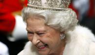 La reina Isabel II de Gran Bretaña sonríe en la apertura del Parlamento en la Cámara de los Lores en Londres el 6 de noviembre de 2007