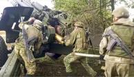 Soldados rusos preparándose para disparar un cañón desde un lugar no revelado de Ucrania.