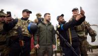 El presidente de Ucrania, Volodimir Zelenski, se toma selfie con soldados ucranianos durante su visita en la ciudad de Izium