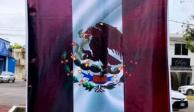 Cambian la bandera de México al color de Morena; funcionario responsable renuncia a su cargo.