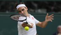 Roger Federer regresa un tiro del polaco Hubert Hurkacz durante los cuartos de final de Wimbledon el año pasado.