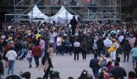 Cientos de personas inundaron el Zócalo de la Ciudad de México en busca de un lugar para disfrutar el concierto de Los Tigres del Norte.