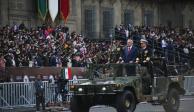 El Presidente, ayer, a su llegada a Palacio Nacional, en un vehículo de las Fuerzas Armadas, flanqueado por los secretarios de la Defensa y Marina.