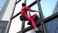 "Spiderman francés" sube a un rascacielos de París para celebrar su cumpleaños 60