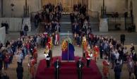 Los reyes de España, Felipe VI y Letizia Ortiz, asisten a capilla ardiente con los restos mortales de la monarca Isabel II en el Palacio de Westminster, sede del Parlamento británico