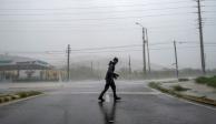 Un hombre se para en los fuertes vientos del Huracán "Fiona" en Ponce, Puerto Rico.