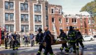 Los socorristas trabajan en la escena después de que la explosión de un edificio causara lesiones, ladrillos esparcidos y escombros en Chicago, Illinois.