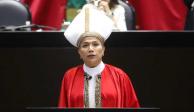 Diputada se disfraza del Papa para presentar iniciativa contra discursos de odio hacia comunidad LGBT.
