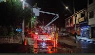 La CFE realiza labores para restablecer el servicio de luz en los lugares afectados tras el sismo de 6.9, este jueves 22 de septiembre.