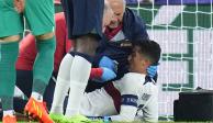 Cristiano Ronaldo al momento de ser atendido por los médicos, después del golpe en el rostro que sufrió durante el juego de la UEFA Nations League entre Portugal y República Checa.