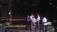 Agentes en Kennywood Park, Pensilvania, para recibir informes del tiroteo dentro de parque de diversiones.
