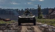 Miembros del servicio ucraniano viajan en un vehículo de combate blindado, en medio del ataque de Rusia a Ucrania.