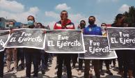 Estudiantes de Ayotzinapa protestaron en el Monumento a la Revolución, ayer.