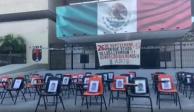 Miembros de la CNTE y normalistas de la&nbsp; Rural de Mactumatzá colocan 43 sillas vacías en conmemoración de los estudiantes de Ayotzinapa desaparecidos hace ocho años en Iguala, Guerrero