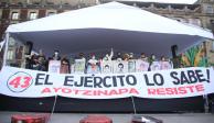 Padres de los 43 normalistas de Ayotzinapa ofrecen mensaje en el Zócalo de la CDMX, a 8 años de su desaparición.