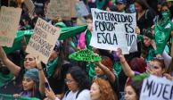 Integrantes de colectivos feministas lanzaron petardos a las vallas colocadas desde el pasado 26 de septiembre en Palacio Nacional, en un intento por derribarlas