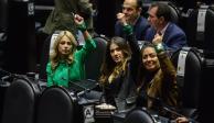 Diputadas en San Lázaro muestran, ayer, pañuelos verdes a favor del aborto. La sesión en la que se discutiría el cambio de horario fue cancelada.