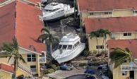 An aerial view of damaged boats and buildings after Hurricane Ian caused widespread Una vista aérea de los barcos dañados después de que el huracán Ian causara una destrucción generalizada en Fort Myers