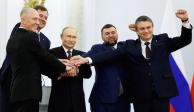 Putin (centro) con líderes de las 4 regiones anexadas, ayer.