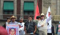 Comité 68 y padres de los 43 normalistas desaparecidos de Ayotzinapa en el Zócalo de la CDMX, tras la marcha de este 2 de octubre.