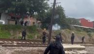 Durante el intento de bloqueo a las vías del tren en Caltzontzin, maestros y elementos de la Guardia Civil de Michoacán se enfrentaron con piedras, petardos y gas lacrimógeno