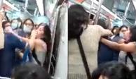 Mujeres pelean por un asiento en Metro de la CDMX. Foto: Especial