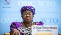 La directora general de la Organización Mundial de Comercio, Ngozi Okonjo-Iweala, habla a la prensa sobre el pronóstico modificado de la OMC para el comercio mundial, en la sede de la organización en Ginebra