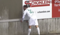 Denis Jäpel, futbolista del Hempy Leipzig, justo al momento de estrellarse contra un muro
