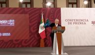 Andrés Manuel López Obrador tras recibir el regalo.