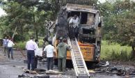 Revisan un autobús que se incendió en una carretera en Nashik, Maharashtra, al oeste de India.