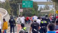 Aficionados de Puebla y Chivas se enfrascan en brutal batalla campal a las afueras del estadio