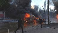Autos en llamas después del ataque con misiles de Rusia en Kiev, Ucrania, el 10 de octubre de 2022