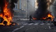 Automóviles se incendian después de que el ejército ruso bombardeó Kiev y unas 10 ciudades más en Ucrania, este lunes.