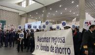 Pilotos, sobrecargos y trabajadores realizan manifestación en la Terminal 2 del Aeropuerto capitalino, ayer.