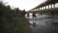 Un grupo de venezolanos cruza el Río Bravo desde Ciudad Juárez hacia la orilla  estadounidense para entregarse a la patrulla fronteriza, ayer.